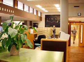 De studiezaal van het Centraal Bureau voor Genealogie
