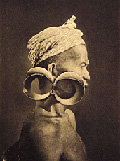 Man met oorhanger van het eiland Nias (Indonesi) (E. Schrder, Nias, Ethnografische, geografische en historische aanteekeningen en studin, Leiden, 1917) ,  Teylers Museum.