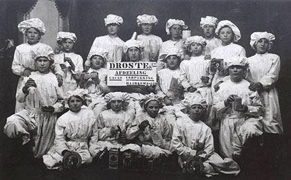 Werkneemsters van de Droste chocoladefabriek in Haarlem
