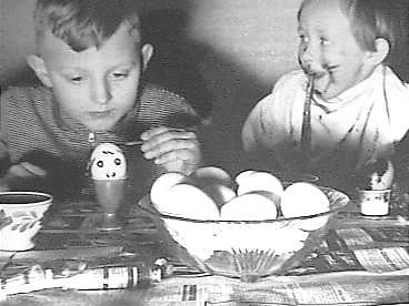 Eieren schilderen bij het paasontbijt - Collectie Anefo, Nationaal Archief, Den Haag