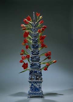 Deze vaas is gemaakt van Delftsblauw aardewerk